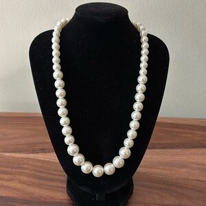 1928 Classic Graduated Faux Pearl Necklace